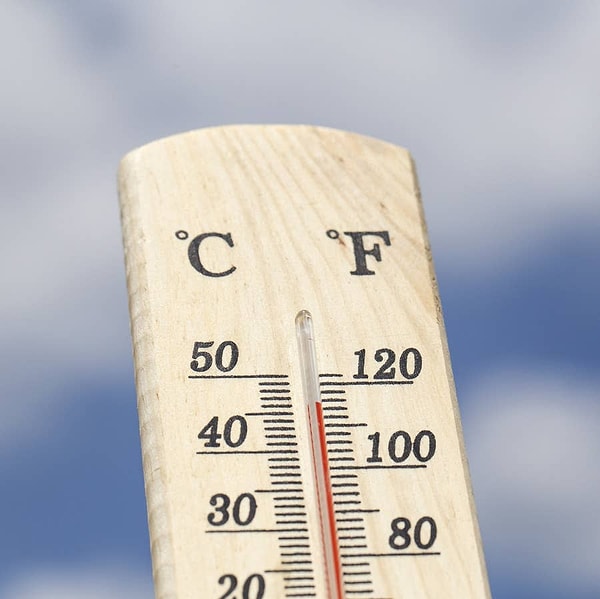 Bugün ABD Ulusal Hava Servisi sıcaklık verilerini hala Fahrenheit ile yayımlıyor.