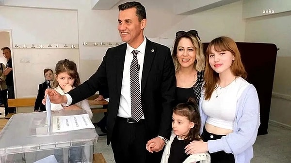 Evinde elektrik akımına kapılan Manisa Büyükşehir Belediye Başkanı Ferdi Zeyrek, yoğun bakımda verdiği yaşam mücadelesini dün kaybetti. Görseli