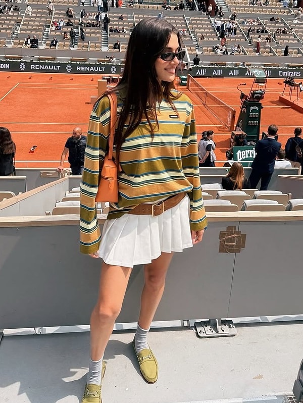 Güzelliği, projeleri, aşk hayatı ve her detayıyla magazinin gözdelerinden olan Hande, bu kez tenis maçına giderken giydiği "baba kombiniyle" konuşulmaya başlandı.