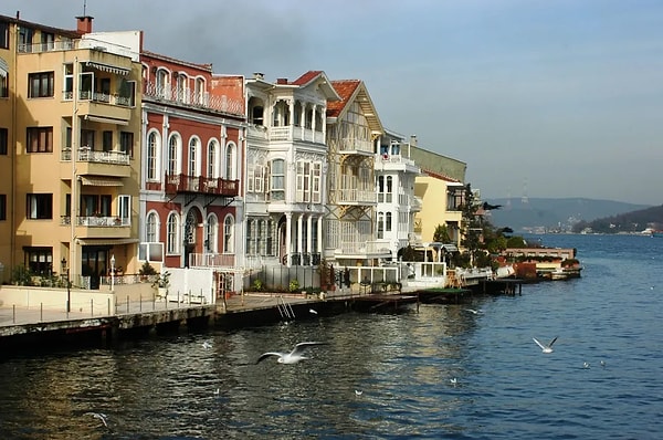 İki sarışın asker, bir sarışın kadın, Mısırlı zengin tüccarlar...