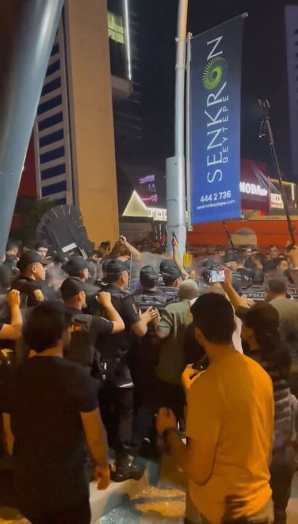 Akit Tv önünde toplanan eylemciler, önce basın açıklaması yaptı. Ardından da Akit Tv'nin önüne siyah çelenk bırakmak istedi.