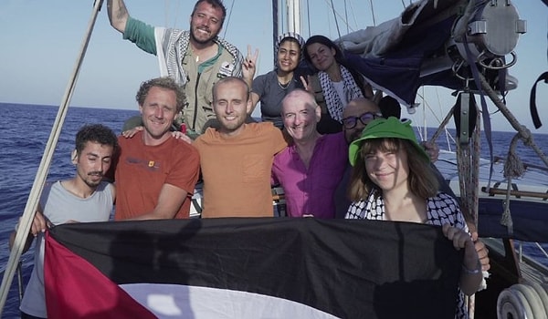 İsrail’in Gazze'ye insani yardım taşırken uluslararası sularda alıkoyduğu Madleen gemisindeki 2'si Türk 6 aktivistin ülkeden sınır dışı edilmek üzere Tel Aviv’deki Uluslararası Ben Gurion Havalimanı’na götürüldü.