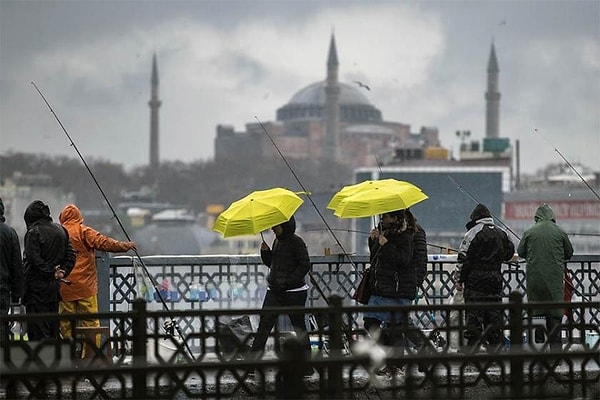 Kuzey, iç ve doğu bölgelerde sağanak ve yer yer gök gürültülü sağanak yağışların etkili olacağını belirten Tekin, yarın Batı Akdeniz'in iç kesimleri, Orta Karadeniz'in kıyı kesimleri, Doğu Karadeniz ve Doğu Anadolu'nun doğusunda sağanak ve gök gürültülü sağanak yağış beklendiğini açıkladı.
