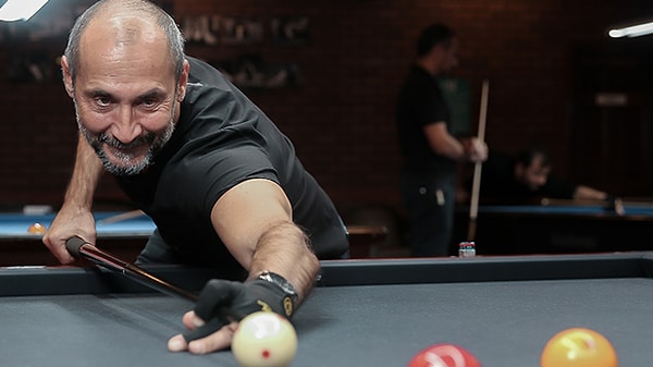 Bilardo dendiğinde aklımıza gelen ilk isim olan Semih Saygıner, 1994 yılında ilk Dünya Bilardo Şampiyonluğunu kazanmıştı.