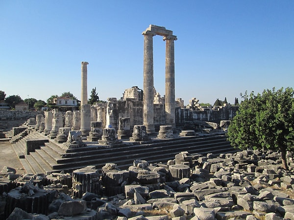 Temple of Apollo: A Colossal Architectural Monument