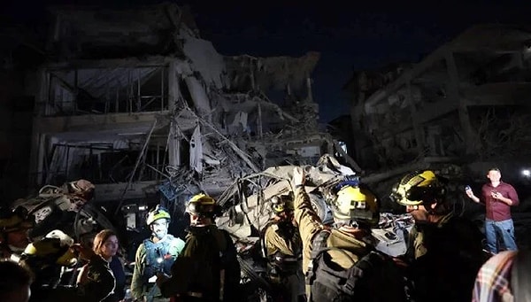 İran’ın bu kez çok daha fazla hipersonik füze kullandığı belirtiliyor. İran'ın Fars haber ajansının haberine göre, üst düzey İranlı askeri yetkililer "İran'ın saldırılarının devam edeceğini" söyledi.