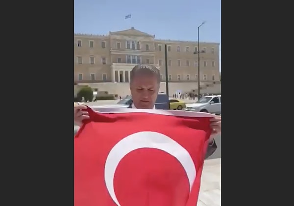 İsrail, geçtiğimiz gece İran'a saldırı düzenlemiş, İran kısa sürede intikam bayraklarını göndere çekmişti. Görseli