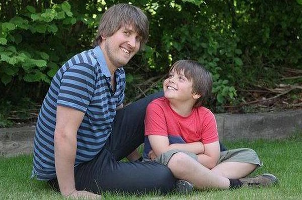 Ian Newbold, eşi Samantha’nın beklenmedik ölümü sonrası oğulları Max’i tek başına büyütmeye başladı. Görseli