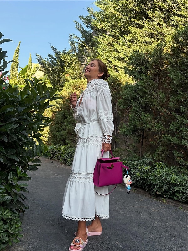 Demet Akalın'ın yaz elbisesini beğendiniz mi?