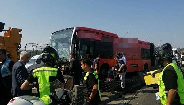 Kaza nedeniyle paramparça olan bariyerler, köprüden geçen D-100 Karayolu'na savruldu. Bu sırada Ankara istikametinde seyir halinde olan bazı araçlar hasar gördü.