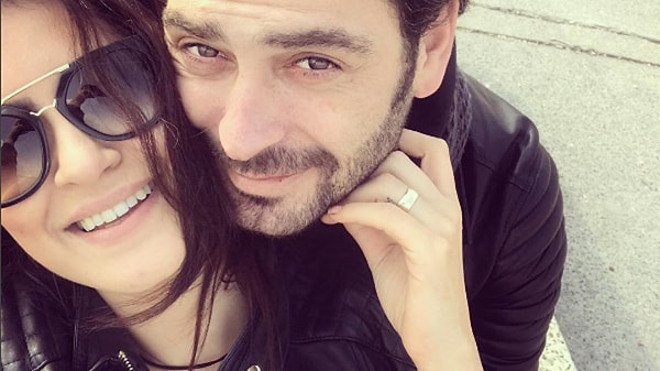 Son zamanlarda sadece ekran performansıyla değil, özel hayatıyla da sık sık gündemde olan oyuncu geçtiğimiz günlerde 43. yaş gününü eşi Buket Akbaba ve dostlarıyla kutlamıştı. Görseli