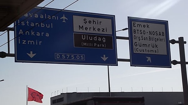 Mavi zeminli tabelalar, Türkiye’de en çok karşımıza çıkan işaret türlerinden biri.