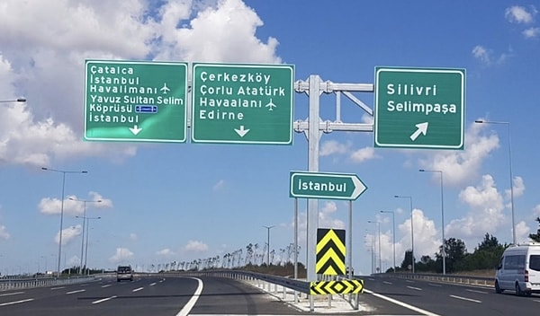 Eğer otoyolda ilerlerken tabelalar bir anda yeşile dönüyorsa, artık ücretli otoban sistemine girdiğinizi anlayabilirsiniz.