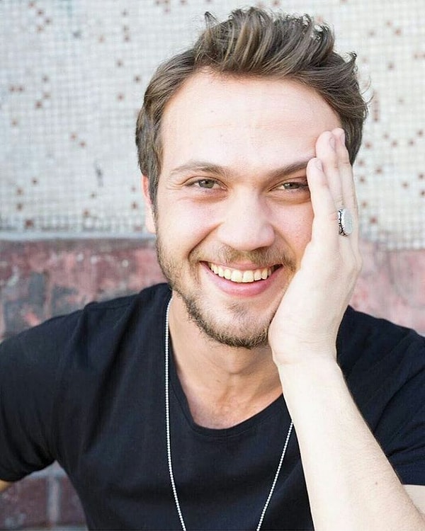 Ekranların en sevilen isimlerinden Aras Bulut İynemli, son olarak Deha dizisinde rol almış ancak dizi ilk sezonunda final yapmıştı. Görseli