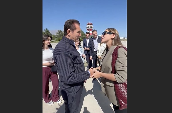 Ekibiyle birlikte, ellerinde çiçeklerle havalimanına giden Sarıgül, Hadise'ye övgüler yağdırdı.