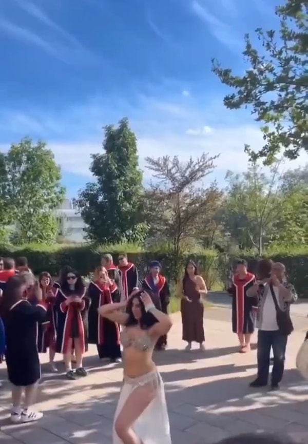 ODTÜ’de 30 Mayıs tarihinde düzenlenen mezuniyet töreninde öğrencilerin içeriye soktukları dansöz ile İktisadi ve İdari Birimler Fakültesi B binası önünde dans ettiği iddia edildi.