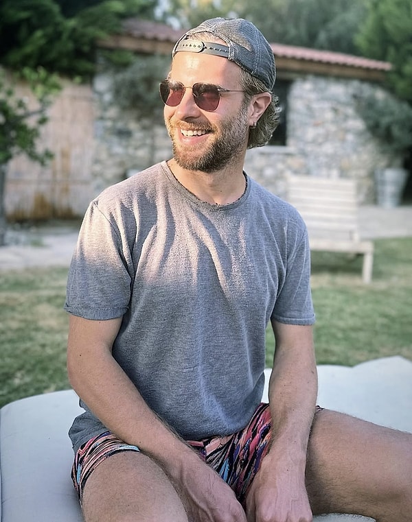 Özgür Çevik Kimdir?