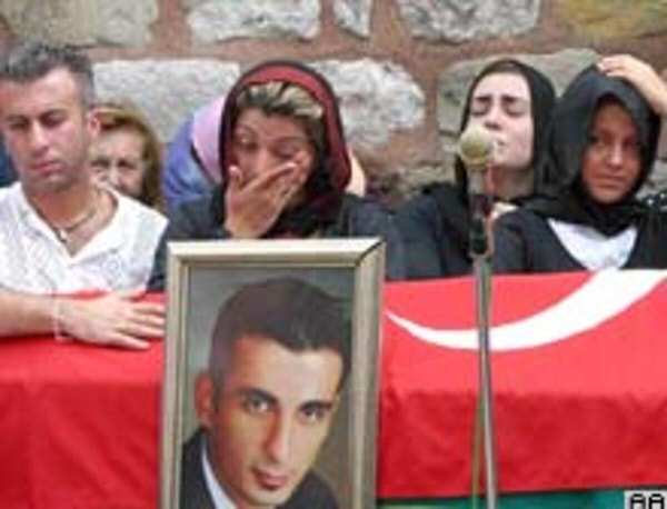 Ata'nın genç yaştaki kaybı, başta annesi olmak üzere çoğu kişiyi üzdü. Anne Semra Hanım, oğlunun şehit olduğunu düşünerek kendini rahatlatmayı seçmiş, tabutu da bu yüzden Türk Bayrağı'na sarmıştı.