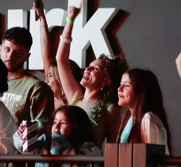 Daha önce aralarında çıkan aşk dedikodularını yalanlayan Farah Zeynep Abdullah ve Athena Gökhan çifti bu kez de konserde bir araya geldi.
