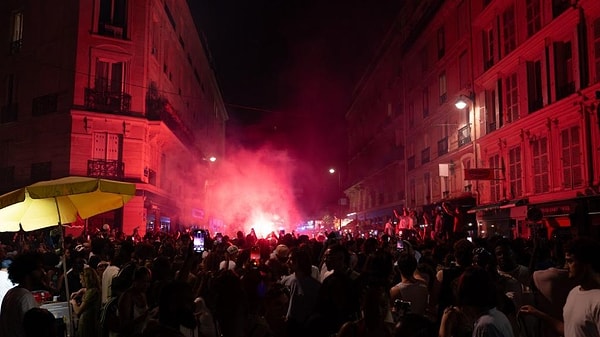 Fransa’da milyonlarca insan her yıl düzenen sokak müzikleri festivali için meydanlara akın etti.