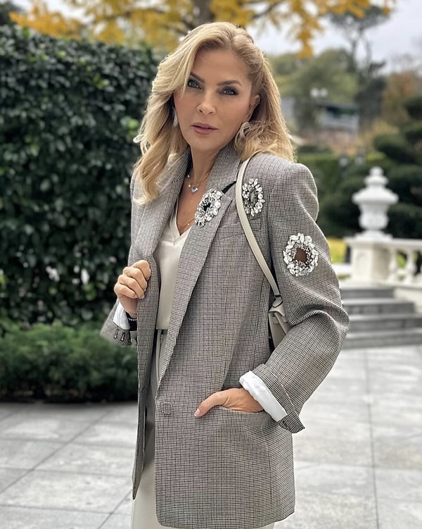 Sık sık gelin ve gelin adaylarıyla yaşadıklarının yanında oğullarının magazin haberleriyle gündeme oturan Arzu Sabancı geçtiğimiz saatlerde Life Couture isimli YouTube programına konuk oldu.