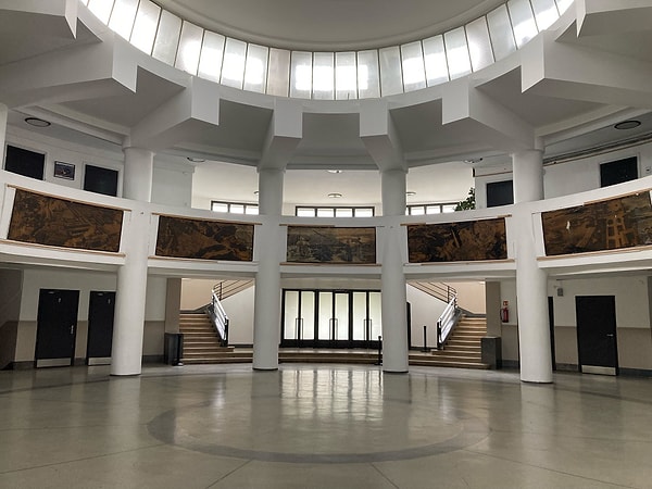 Dairesel ana salon, kavisli korkuluklar, modern dokunuşlar. Bir film sahnesinden fırlamış gibi, değil mi?