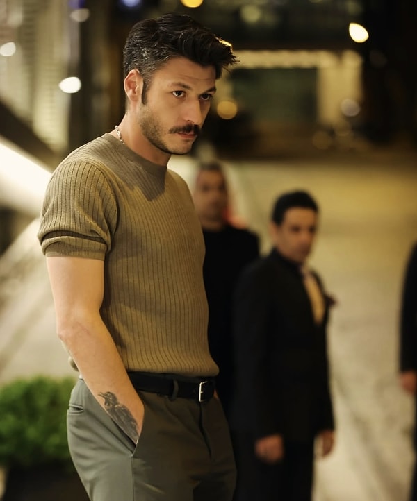 Çukur, Cam Tavanlar, İnci Taneleri gibi ünlü yapımlarda rol alan Kubilay Aka'yı mutlaka tanıyorsunuzdur. Görseli