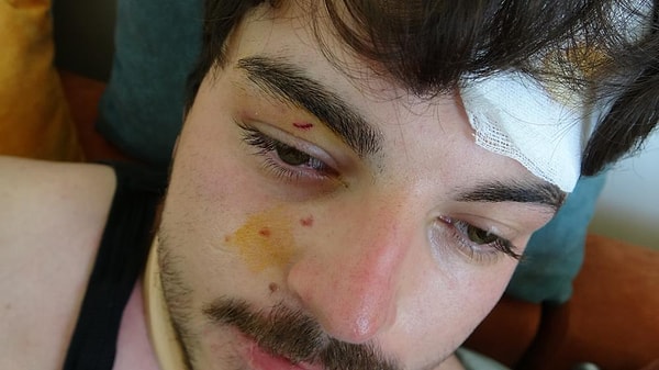 Kocaeli'nin Gebze ilçesinde geçtiğimiz gün, hafriyat kamyonunun sıkıştırması sonucu oyuncu Mehmet Akif Akdeniz (25) ile şoför arasında tartışma çıktı. Görseli