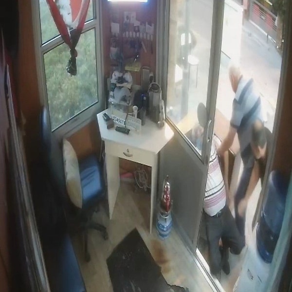 İhbar üzerine olay yerine ulaşan sağlık ekipleri, her iki kişinin de kalp krizi geçirdiğini tespit etti. Ambulansla hastaneye kaldırılan Zeki Aldemir ve Ercan Kiremitçiler, doktorların tüm müdahalelerine rağmen hayatlarını kaybetti.