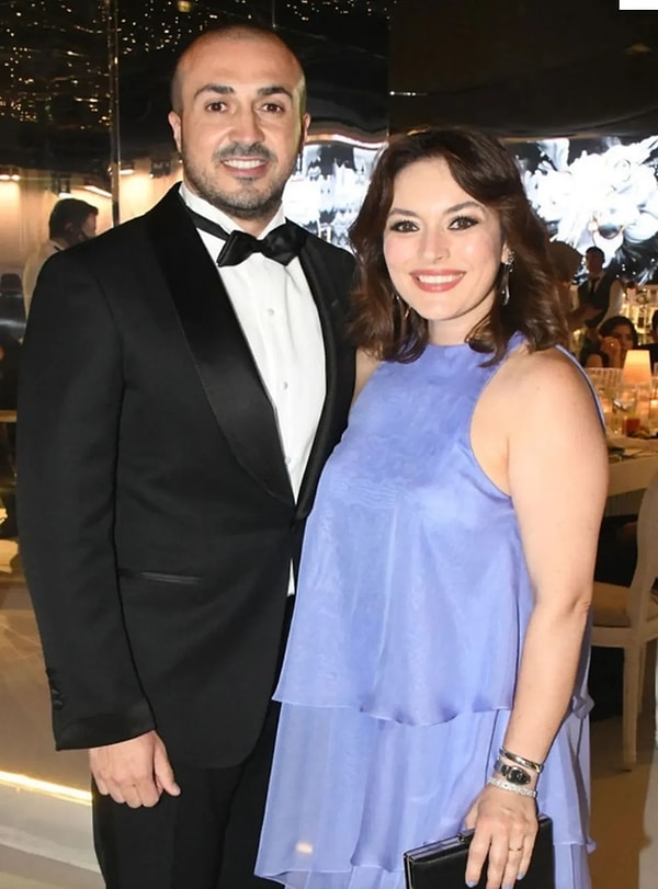 Geçtiğimiz günlerde magazin dünyası hiç beklemediği yerden vuruldu. 2019 yılından bu yana yan yana gördüğümüz Ezgi Mola ve Mustafa Aksakallı'nın boşandığı ortaya çıktı. Görseli