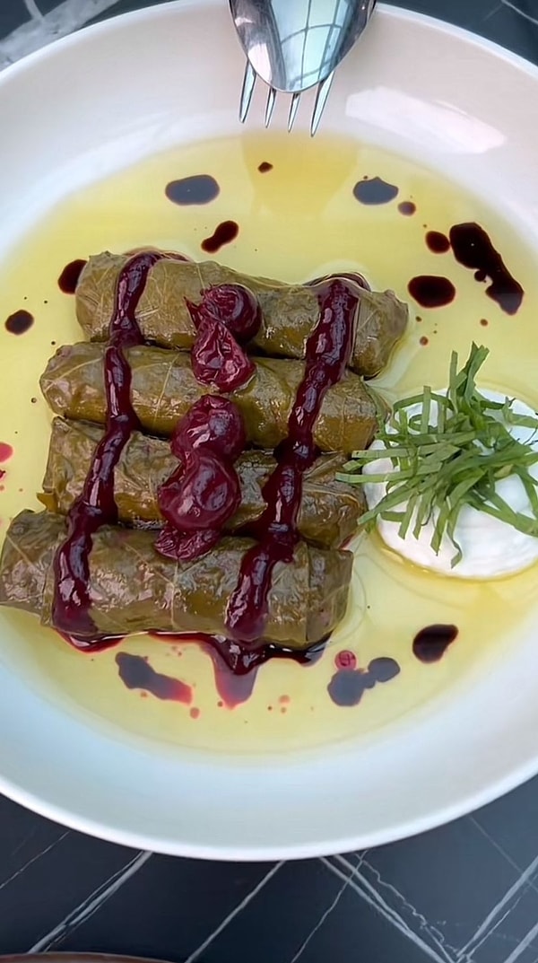 Ayrıca tadını "Ekşi ve tatlı" olarak tanımladı. Siz bu tabağa 550 tl verir miydiniz? Yorumlarda buluşalım...