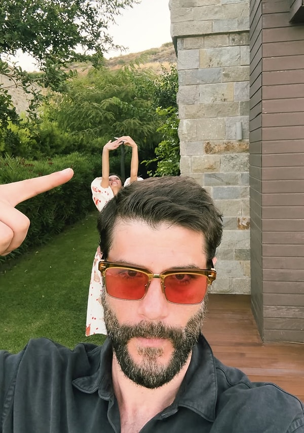 Habertürk'te yer alan haberde de; çiftin bilindiğinin aksine sevgili değil, evli olduğu bilgisi yer alırken, tatil için de "balayı modu" yorumu yapıldı.