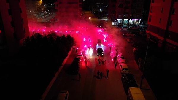 23 Haziran Pazartesi günü Konya'nın merkez Selçuklu ilçesinde kız isteme merasiminde kalabalık bir grup, yolu kapatıp meşaleler yakıp kız evine yürüyerek gitti.