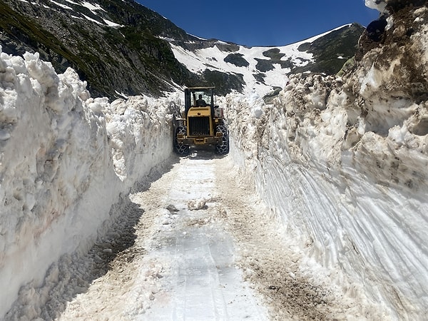 Ekipler, Ardeşen ilçesine bağlı deniz seviyesinden 2 bin 400 metre yükseklikteki Balıklı Yaylası’nda, çığın da etkisiyle kar kalınlığının yer yer 5 metreyi aştığı bölgelerde karı temizlemeye çalışıyor.