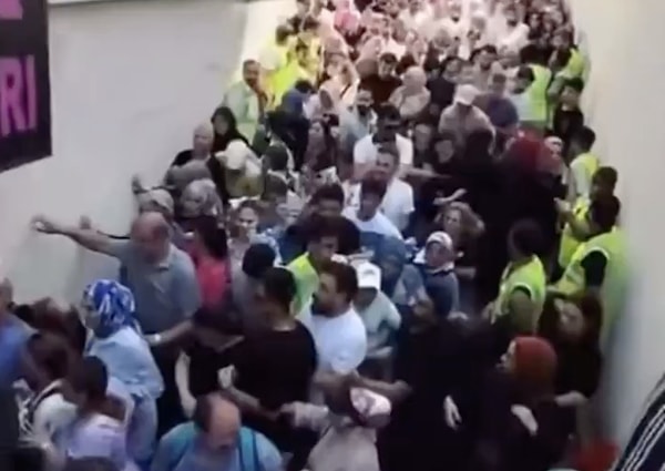 O cadde üzerindeki bazı mağazalar toplanan kalabalığı fırsata çevirerek kendileri de ürünlerine indirim yapmaya başlattı. Görseli