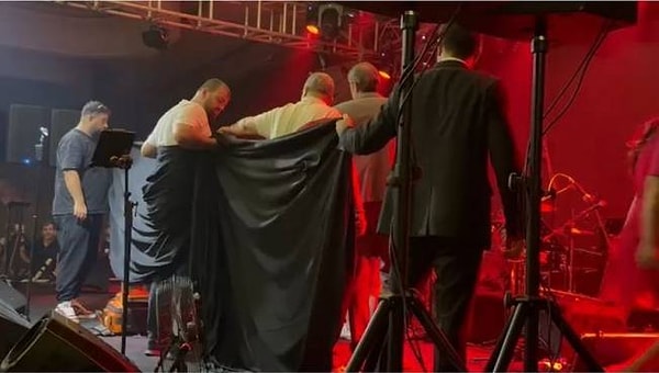 Orhan’ın hastaneye götürülüşü sırasında hayranlarının görüntü almasını engellemek için siyah bir örtü tutuldu.