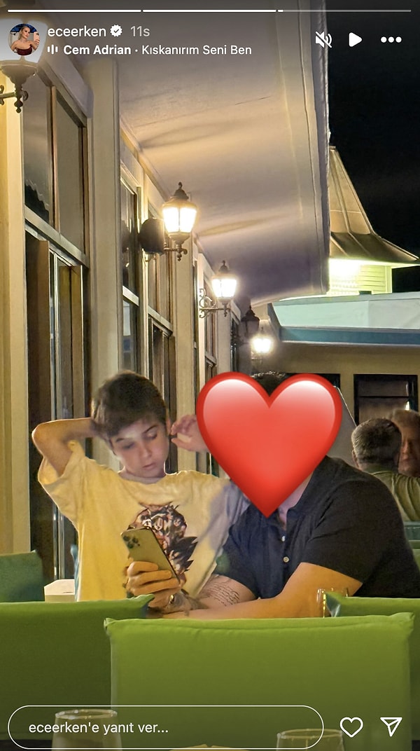 Ardından Ece Erken de sosyal medya hesabından Sinan Akçıl’ın yüzünü kalp emojisiyle kapattığı ama dövmelerini gizlemediği bir fotoğrafı story’sine ekleyerek aşkını ilan etmiş oldu.