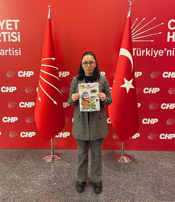 Özgül geçtiğimiz günlerde kardeşini Nisan ayının kapağına taşıyan LeMan dergisiyle verdiği poz ise dolaşıma sokuldu.
