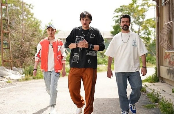 Ünlü oyuncu Kürşat Demir, biz Philippe'in etkisinden çıkamamışken ATV'nin yeni dizisi Aile Saadeti'nde 'Doberman' Selim'i canlandırmaya başladı.