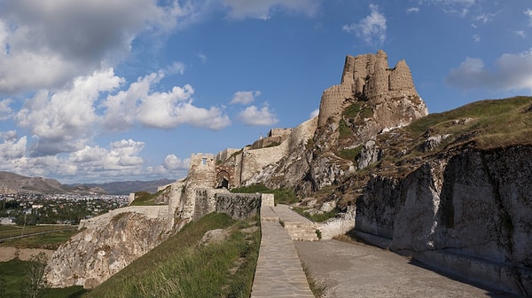 How to get to Van Castle?