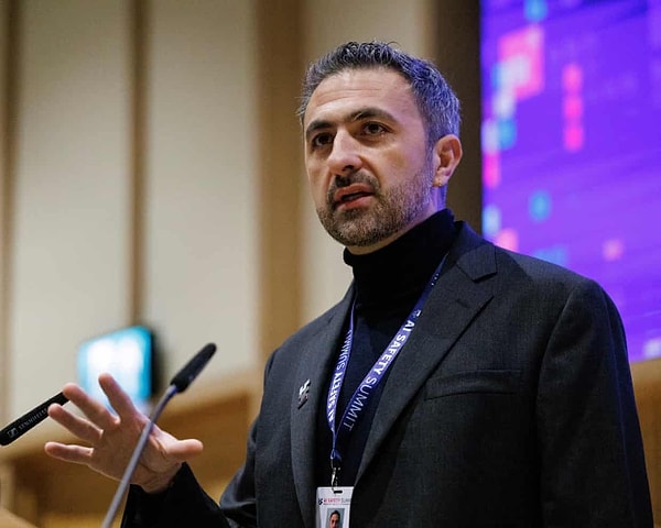 Microsoft AI Başkanı Mustafa Suleyman, geliştirilen sistemin tıbbi süper zekaya ulaşmada önemli bir kilometre taşı olduğunu vurguladı.