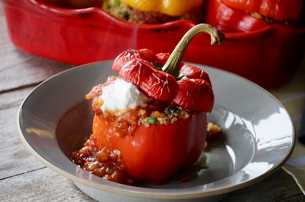 5. Kinoa ve Mantarlı Dolma Biber ve Yüksek Proteinli Çilekli Yulaf