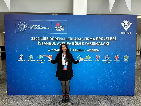 Bengisu Ece Bakırdere, 2022 Liselere Geçiş Sistemi (LGS) birincilerinden. Şimdi ise Galatasaray Lisesi’nde okuyor.