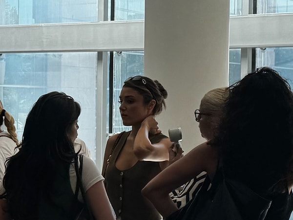 Hande Erçel, geçtiğimiz günlerde uzun yıllardır birlikte çalıştığı menajeri Ayşe Barım’ın davasında mahkeme koridorlarında gözyaşlarına boğulmuştu.