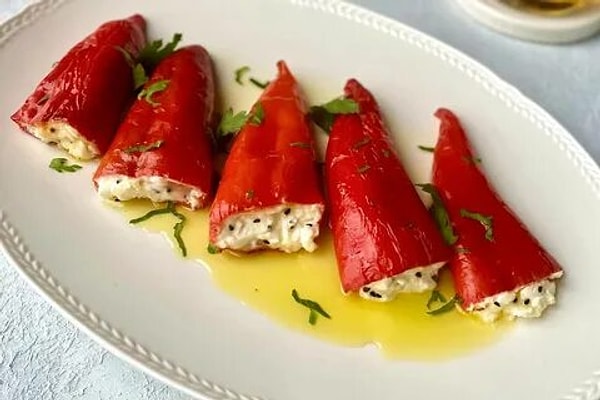 4. Peynir Dolgulu Biberler & Taze Nohutlu Mini Salata