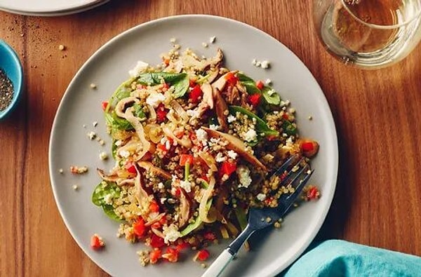 8. Domatesli Kinoa Sebze Tava & Nar Ekşili Roka Salatası