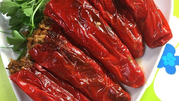4. Kapya Biber Dolması ve Lor Peynirli Mini Börek