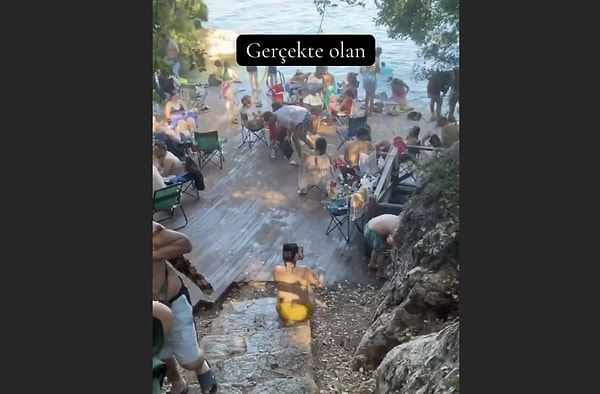 Muğla’nın Ula ilçesine bağlı Akyaka, hem doğasıyla hem de kendine özgü mimarisiyle Ege’nin saklı cennetlerinden biri olarak bilinirdi. Fakat sosyal medyanın etkisiyle artık pek saklı değil.
