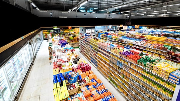 Markette pencere olmamasının temel nedenlerinden biri, doğrudan güneş ışığının ürünlere verebileceği zararlardır.