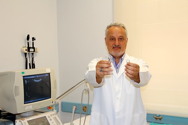 Bu koleksiyon başka bir şeye benzemiyor! Mustafa Akçam, hastalarının yuttuğu ve operasyonla çıkarttığı cisimlerden koleksiyon yaptı.
